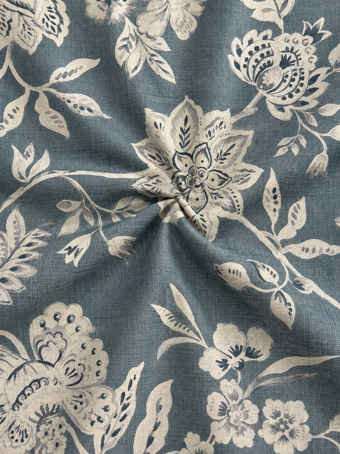 TESSUTO FONDO AZZURRO FIORI BIANCHI