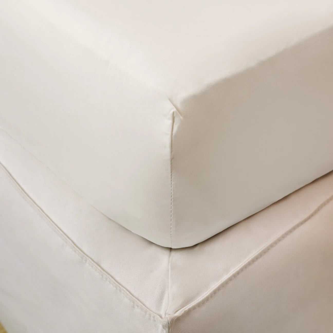 LENZUOLO CON ANGOLI RASO DI COTONE BIANCO